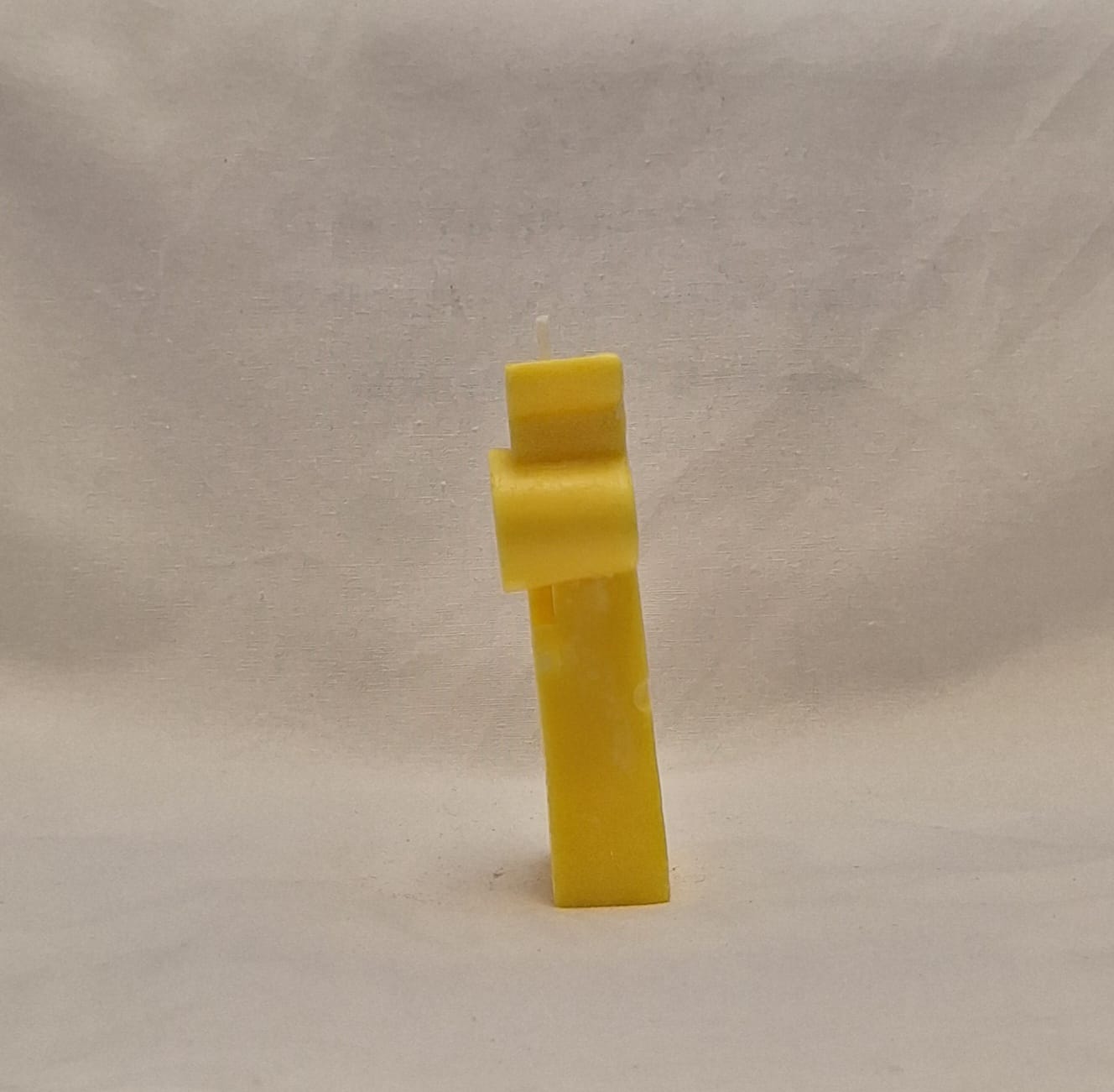 Yellow handmade giraffe-shaped candle with polka dots, perfect for jungle-themed baby showers, kids’ birthdays, or safari party décor.