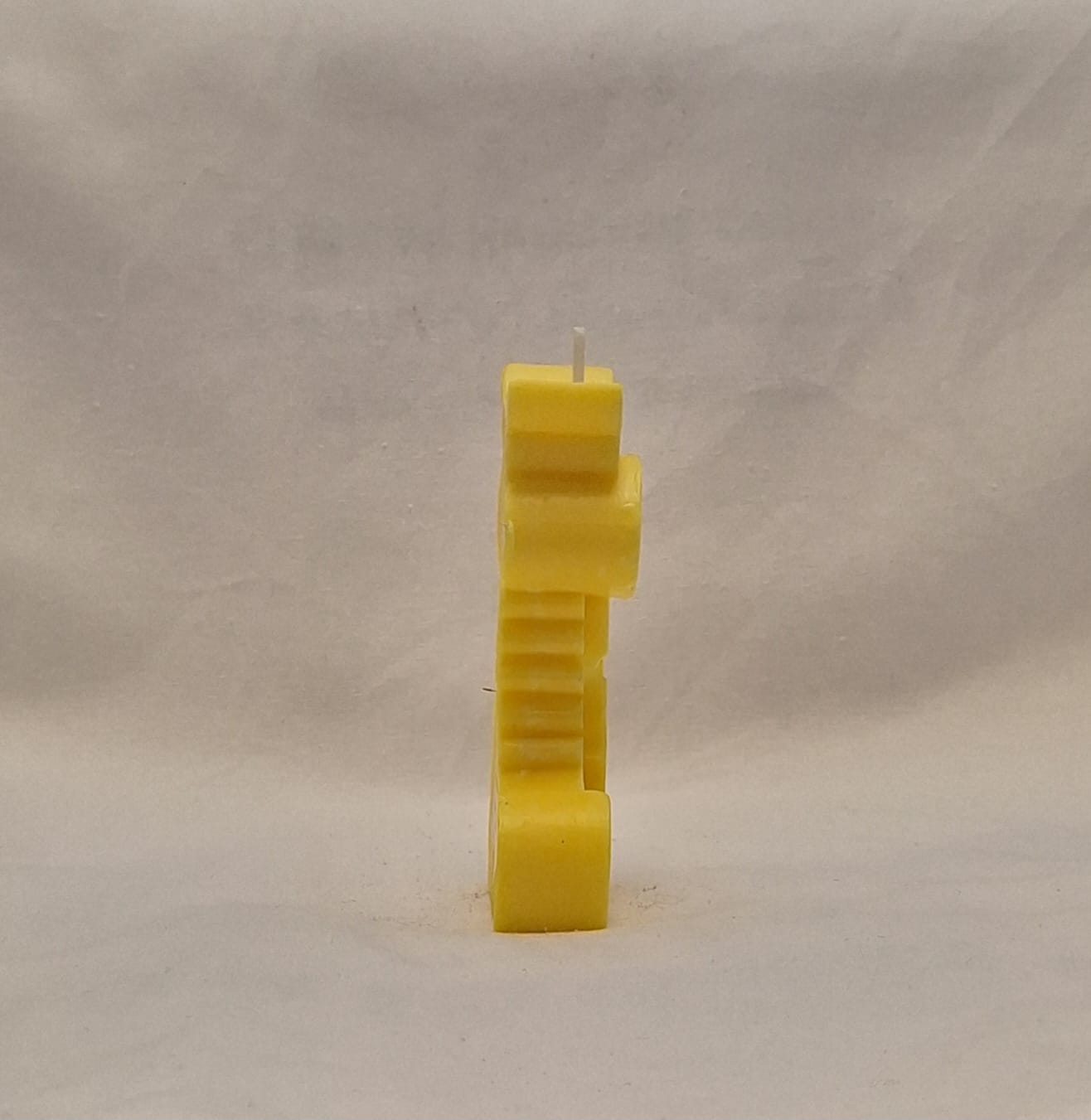 Yellow handmade giraffe-shaped candle with polka dots, perfect for jungle-themed baby showers, kids’ birthdays, or safari party décor.