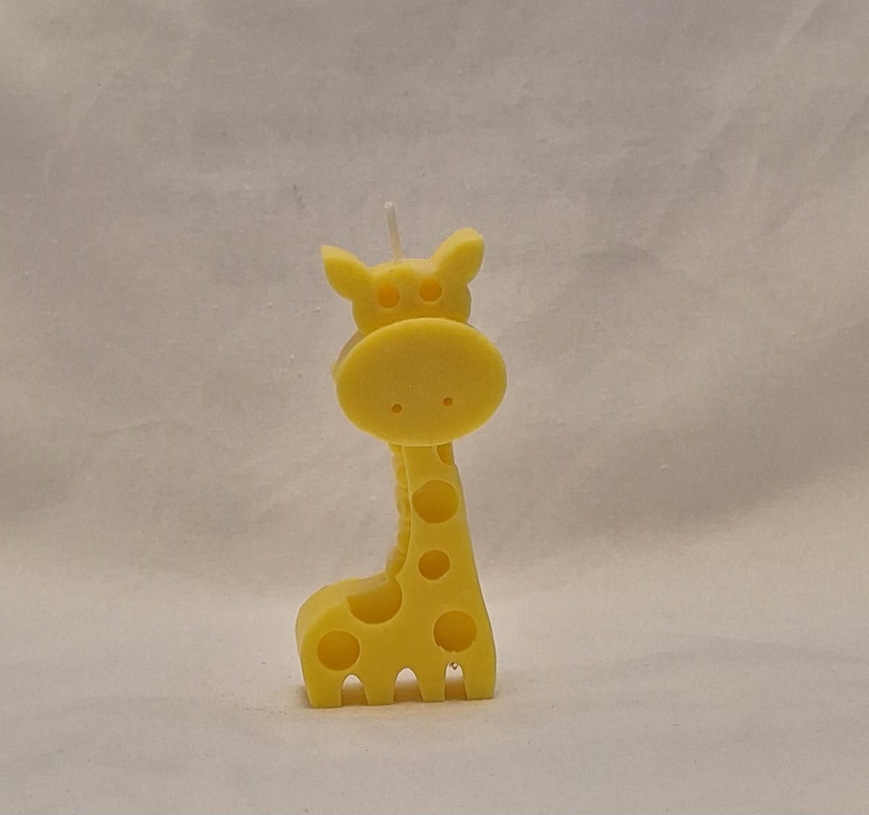 Yellow handmade giraffe-shaped candle with polka dots, perfect for jungle-themed baby showers, kids’ birthdays, or safari party décor.